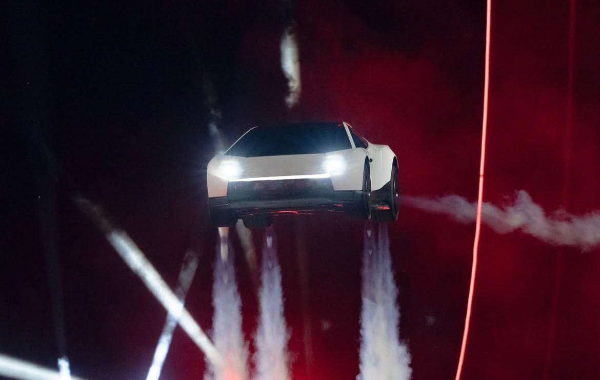 Tesla продемонстрировала возможности нового летающего автомобиля (видео)