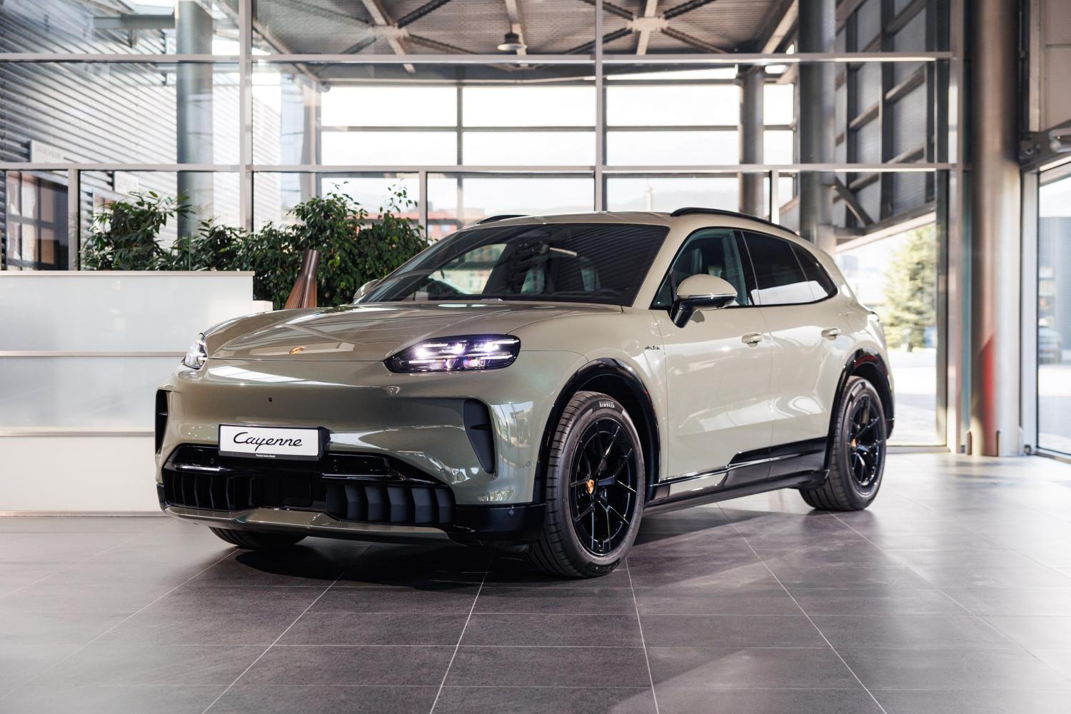 В Казахстане презентовали электрический Porsche Cayenne