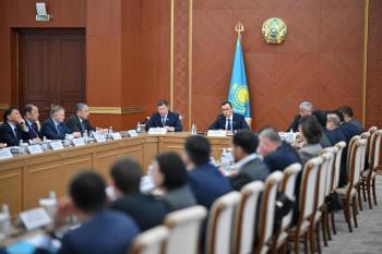 Сенаторы посетили автомобильные заводы в Карагандинской области