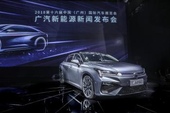 Продажи новых автомобилей в Китае упали почти на четверть