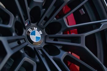 BMW тизерит новую модель