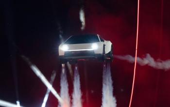 Tesla продемонстрировала возможности нового летающего автомобиля (видео)